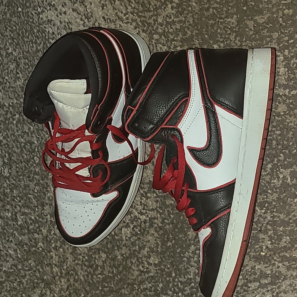 Jordan 1's gym reds